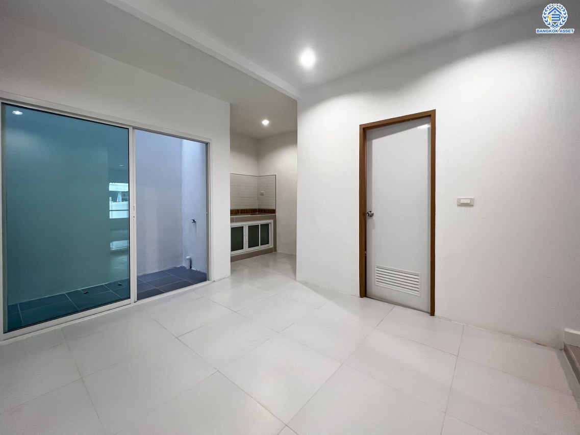 บ้านมือสองตกแต่งใหม่ ดีไซน์สวย โครงการ 101การ์เด้นวิลล์ ลาดพร้าว เนื้อที่ 18 ตร.ว. ฟังก์ชัน 3 ห้องนอน 2 ห้องน้ำ จอดรถได้ 1 คัน รองรับทุกกิจกรรม บนทำเลเชื่อมต่อหลายเส้นทาง อาทิ ถนนประเสริฐมนูกิจ, ถนนนวมินทร์ และถนนลาดพร้าว ใกล้จุดขึ้นทางด่วน "รามอินทรา"